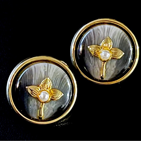 ✨Beautiful Vintage Clip On Earrings With Pearls - Picture 1 of 3